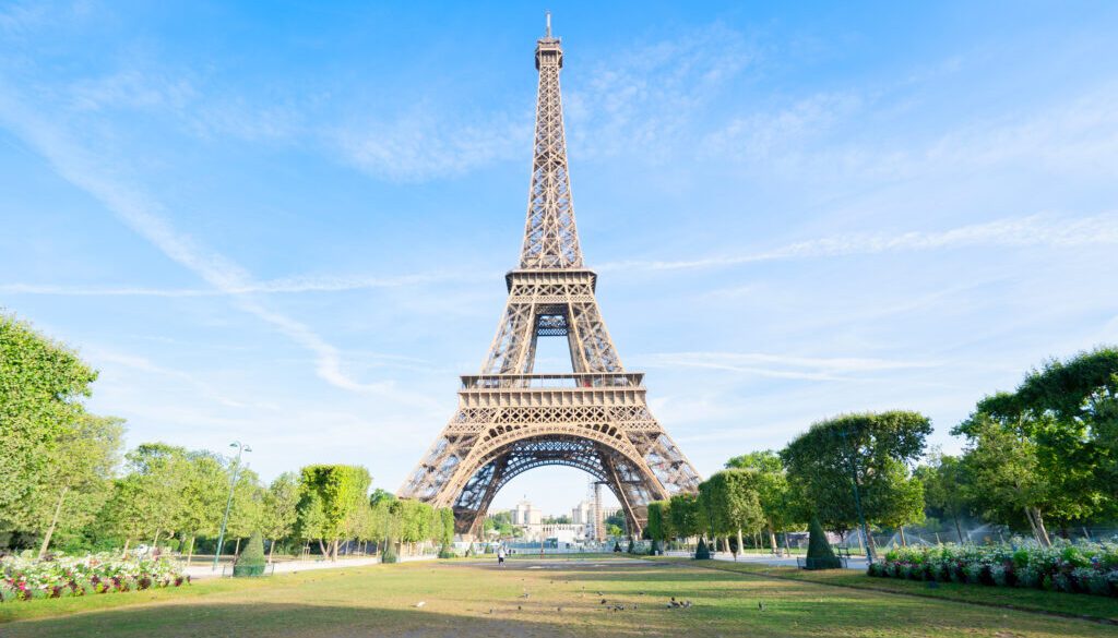 eiffel tour over Seine river